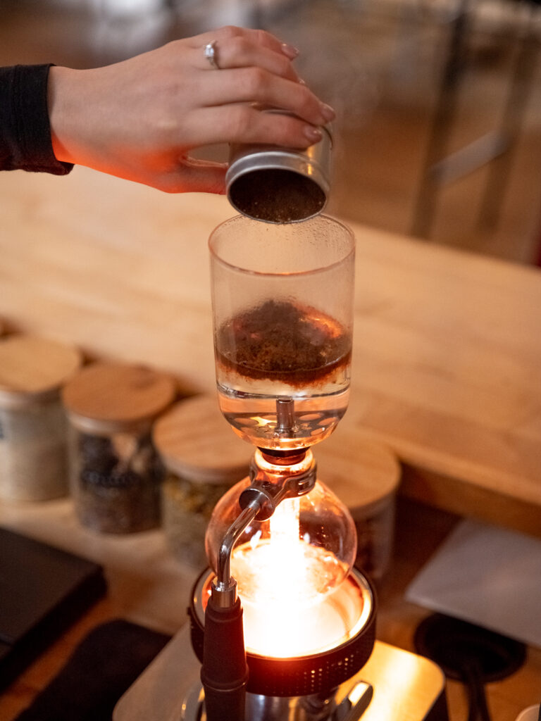syphon-adding-coffee-grounds
