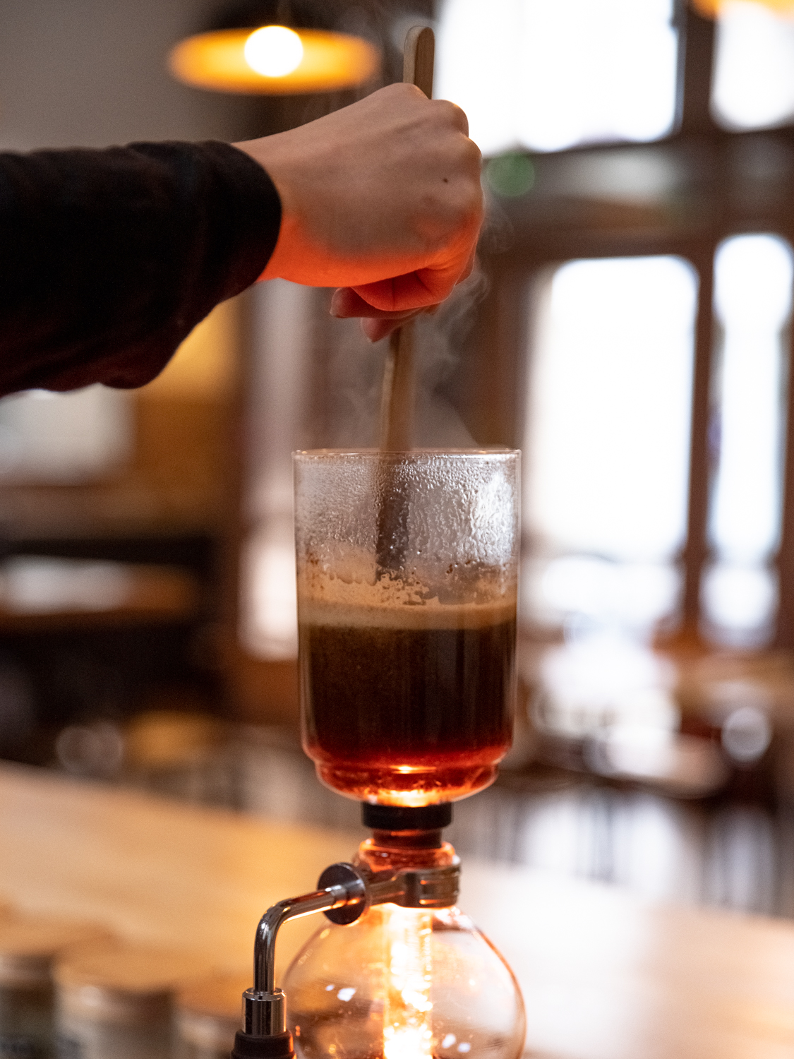 syphon-coffee-agitate